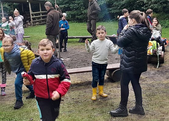 Wycieczka do lasu w ramach akcji "Sprzątanie Świata" (klasy 1-3) grafika