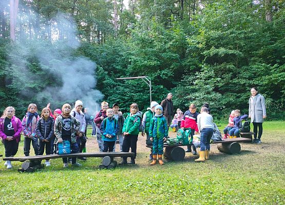 Wycieczka do lasu w ramach akcji "Sprzątanie Świata" (klasy 1-3) grafika