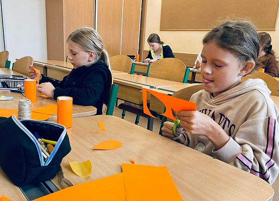 Pierwsze spotaknie kółka plastycznego Złote rączki. grafika