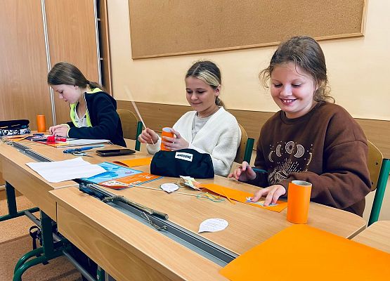 Pierwsze spotaknie kółka plastycznego Złote rączki. grafika