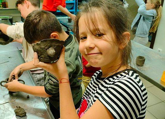 Drugoklasiści na warsztatach z garncarstwa grafika