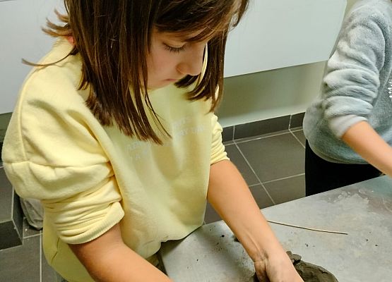 Drugoklasiści na warsztatach z garncarstwa grafika