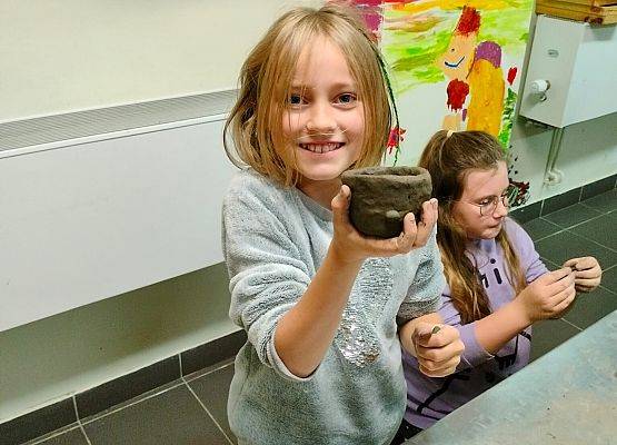 Drugoklasiści na warsztatach z garncarstwa grafika