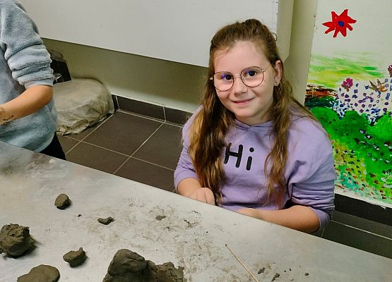 Drugoklasiści na warsztatach z garncarstwa grafika