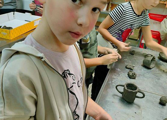 Drugoklasiści na warsztatach z garncarstwa grafika