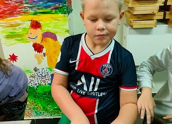 Drugoklasiści na warsztatach z garncarstwa grafika