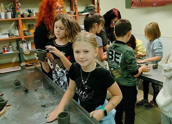 Drugoklasiści na warsztatach z garncarstwa grafika