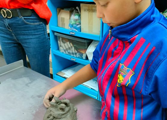 Drugoklasiści na warsztatach z garncarstwa grafika