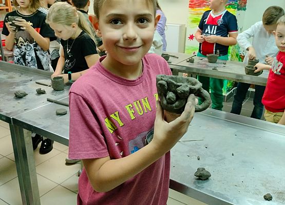 Drugoklasiści na warsztatach z garncarstwa grafika