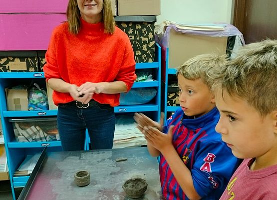 Drugoklasiści na warsztatach z garncarstwa grafika