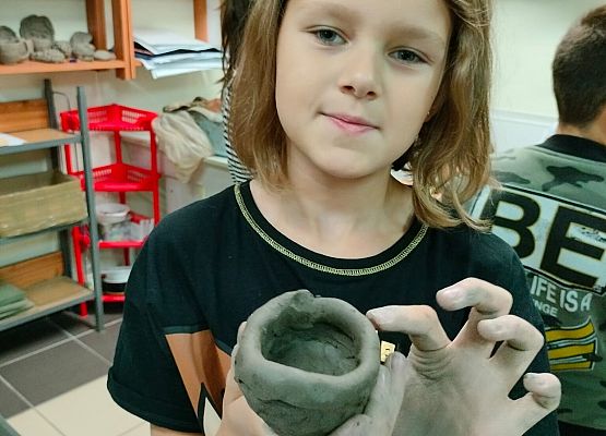 Drugoklasiści na warsztatach z garncarstwa grafika