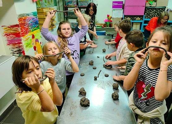 Drugoklasiści na warsztatach z garncarstwa grafika