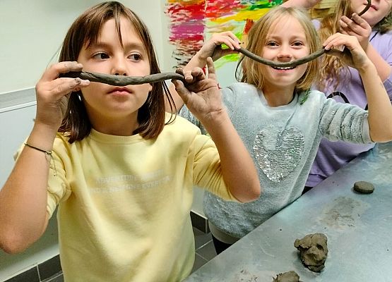 Drugoklasiści na warsztatach z garncarstwa grafika