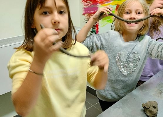 Drugoklasiści na warsztatach z garncarstwa grafika