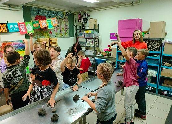 Drugoklasiści na warsztatach z garncarstwa grafika