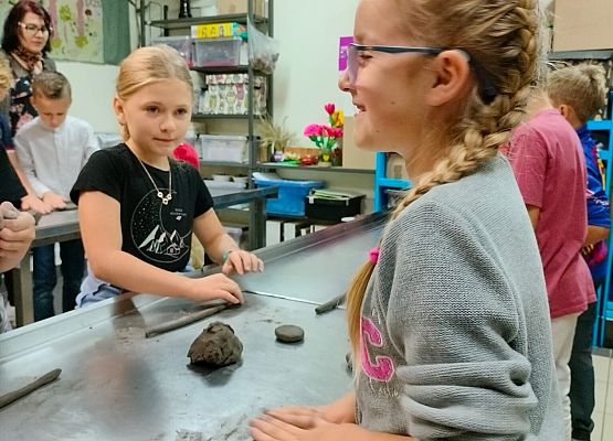 Drugoklasiści na warsztatach z garncarstwa grafika