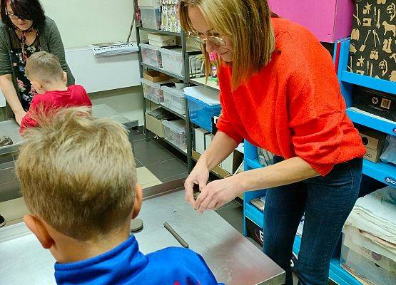 Drugoklasiści na warsztatach z garncarstwa grafika