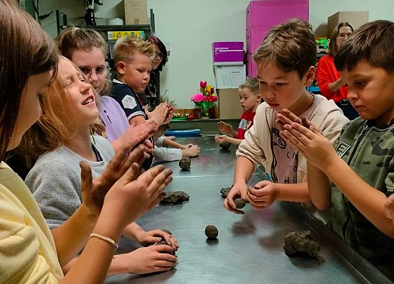 Drugoklasiści na warsztatach z garncarstwa grafika