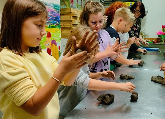 Drugoklasiści na warsztatach z garncarstwa grafika