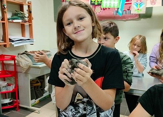 Drugoklasiści na warsztatach z garncarstwa grafika