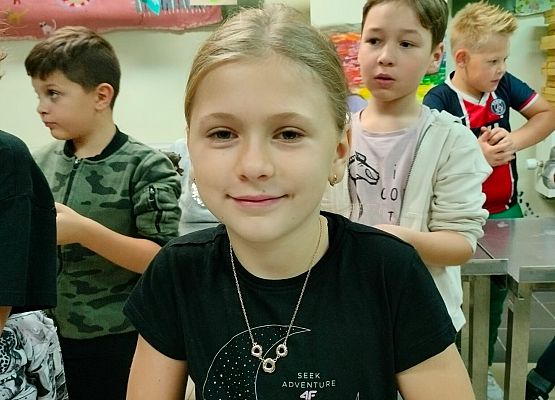 Drugoklasiści na warsztatach z garncarstwa grafika