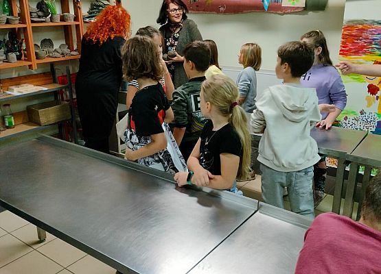 Drugoklasiści na warsztatach z garncarstwa grafika