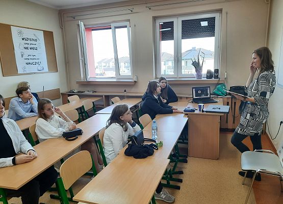 Rodzice dzielą się swoim doświadczeniem zawodowym z uczniami grafika