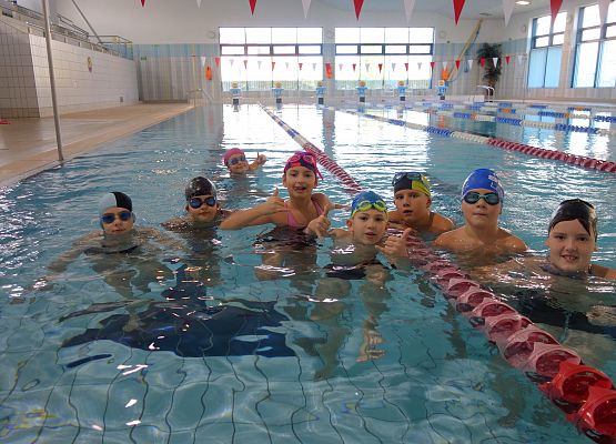 Zajęcia na basenie klas I – III grafika