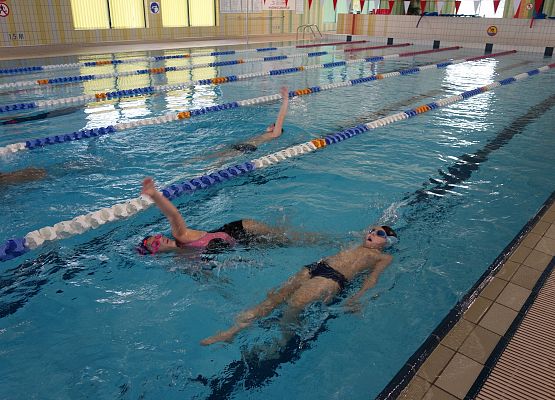 Zajęcia na basenie klas I – III grafika