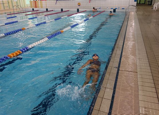 Zajęcia na basenie klas I – III grafika