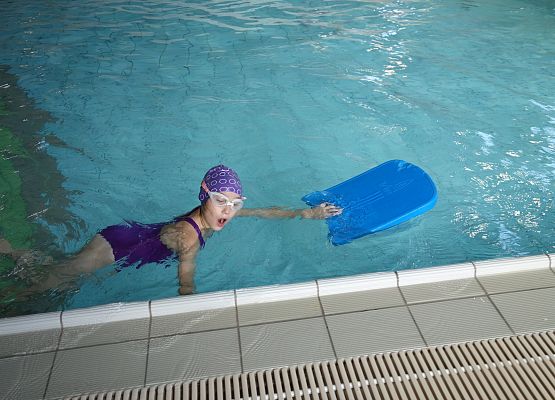 Zajęcia na basenie klas I – III grafika