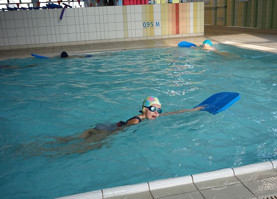 Zajęcia na basenie klas I – III grafika