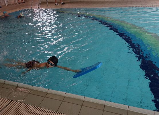 Zajęcia na basenie klas I – III grafika