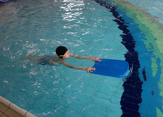 Zajęcia na basenie klas I – III grafika