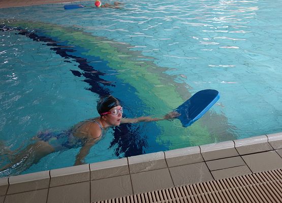 Zajęcia na basenie klas I – III grafika