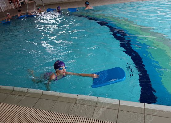 Zajęcia na basenie klas I – III grafika