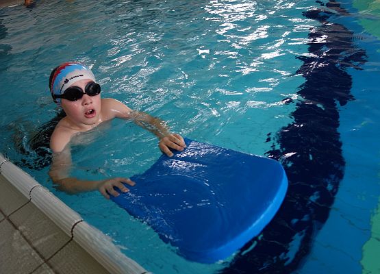 Zajęcia na basenie klas I – III grafika