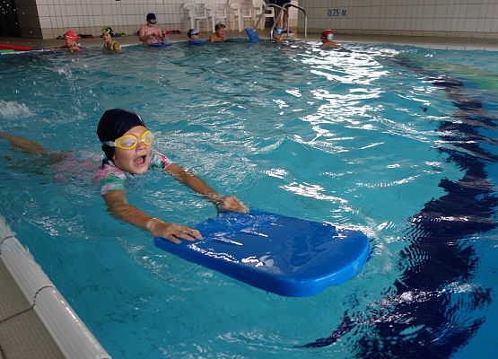 Zajęcia na basenie klas I – III grafika