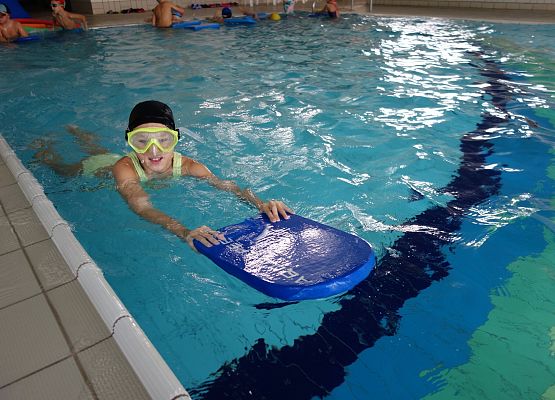 Zajęcia na basenie klas I – III grafika