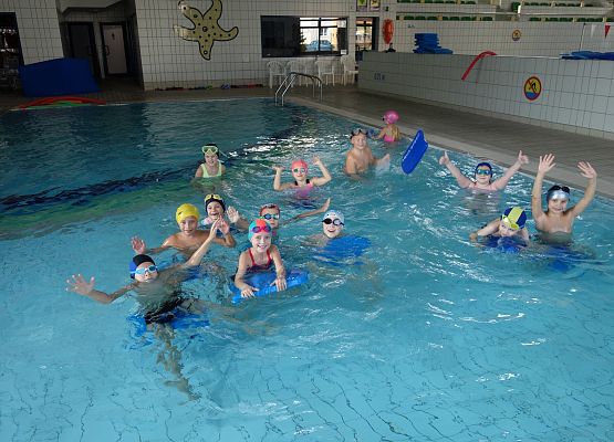 Zajęcia na basenie klas I – III grafika