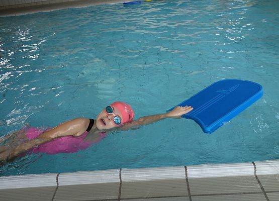 Zajęcia na basenie klas I – III grafika