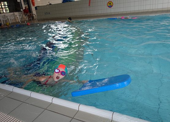 Zajęcia na basenie klas I – III grafika