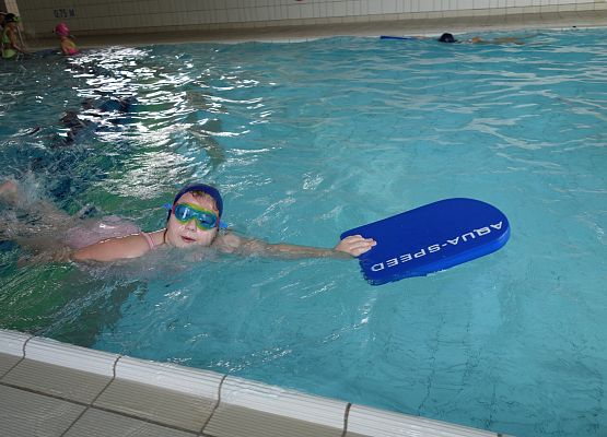 Zajęcia na basenie klas I – III grafika