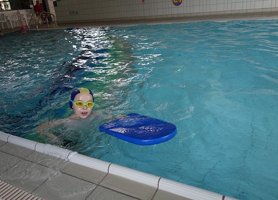 Zajęcia na basenie klas I – III grafika