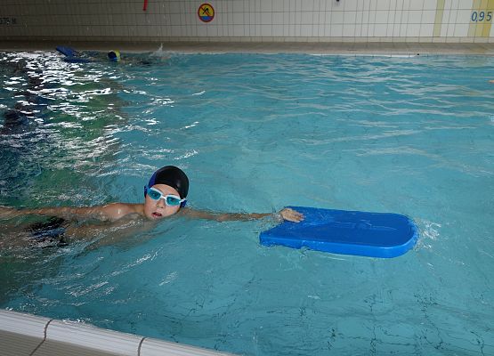 Zajęcia na basenie klas I – III grafika