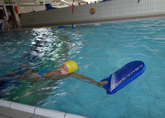 Zajęcia na basenie klas I – III grafika