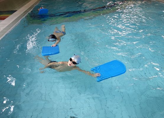 Zajęcia na basenie klas I – III grafika