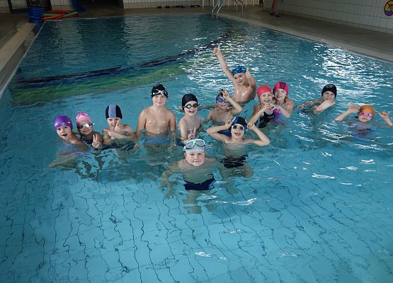 Zajęcia na basenie klas I – III grafika