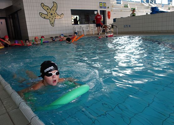 Zajęcia na basenie klas I – III grafika