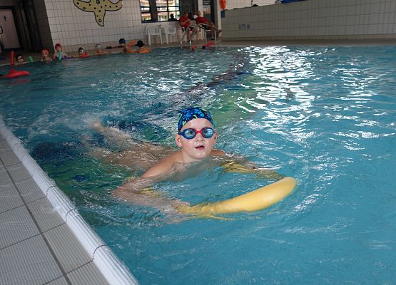 Zajęcia na basenie klas I – III grafika